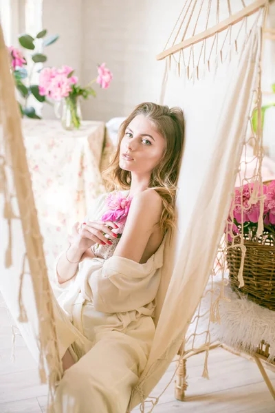 Carino Tenera Ragazza Con Capelli Lunghi Biondi Circondata Peonie Rosa — Foto Stock