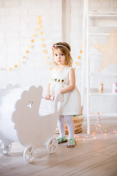 Μικρό Χαριτωμένο Κορίτσι Ένα Λευκό Φόρεμα Παίζει Ένα Λευκό Πάσσαλο — Φωτογραφία Αρχείου