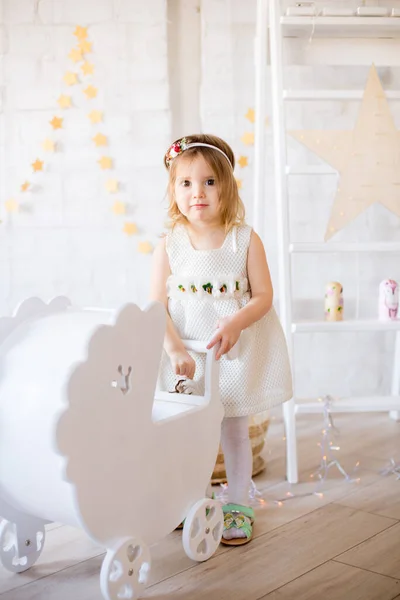 Маленька Мила Дівчинка Білій Сукні Грає Білим Кілочком Ляльок Світлій — стокове фото