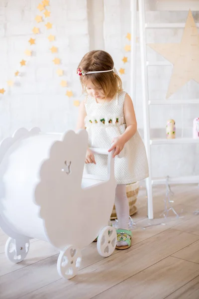 Little Cute Girl Białej Sukience Bawi Się Białym Kołek Dla — Zdjęcie stockowe