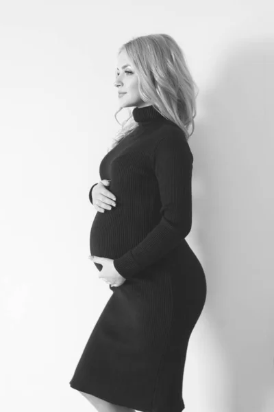 Mooie Jonge Zwangere Vrouw Met Blond Lang Haar Een Donkere — Stockfoto