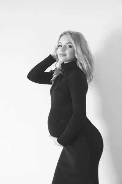 Schöne Junge Schwangere Frau Mit Blonden Langen Haaren Einem Dunklen — Stockfoto
