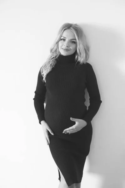 Stüdyoda Koyu Renk Elbiseli Sarışın Genç Güzel Hamile Bir Kadın — Stok fotoğraf