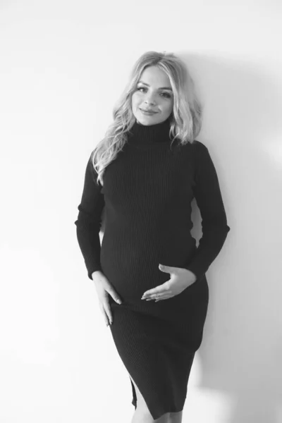 Härlig Ung Gravid Kvinna Med Blont Långt Hår Mörk Klänning — Stockfoto