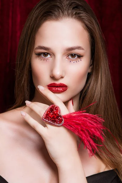 Modelo Menina Atraente Com Maquiagem Noite Penteado Com Belas Jóias — Fotografia de Stock