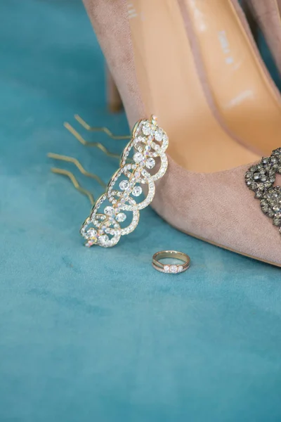 时尚的 优雅的绒面革高跟鞋 婚戒和珠宝在蓝色绒面革椅子上 婚礼的细节 美与时尚 — 图库照片