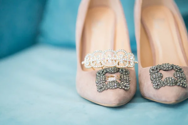 Moda Elegantes Zapatos Tacón Alto Gamuza Anillos Boda Joyas Una — Foto de Stock