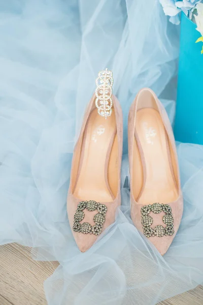 Trendy Graceful Suede High Heel Shoes Wedding Rings Jewelery Blue — Stock Photo, Image