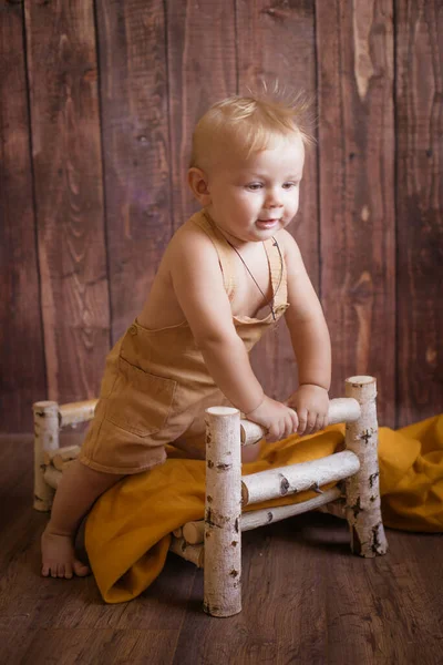 Das Kleine Süße Kleinkind Mit Blonden Haaren Spielt Mit Einem — Stockfoto