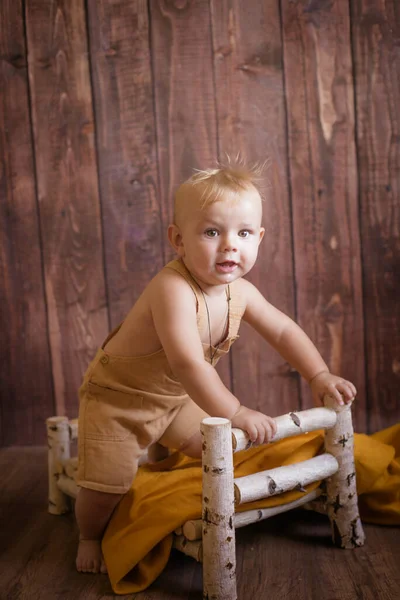 Pequeño Niño Lindo Con Pelo Rubio Juega Con Una Cama — Foto de Stock