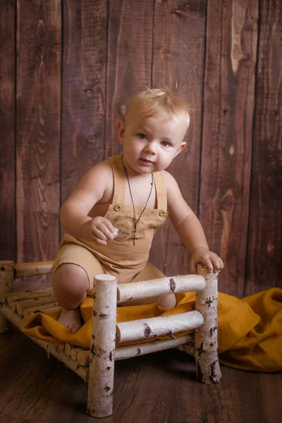 Pequena Criança Bonita Com Cabelos Loiros Brinca Com Uma Cama — Fotografia de Stock