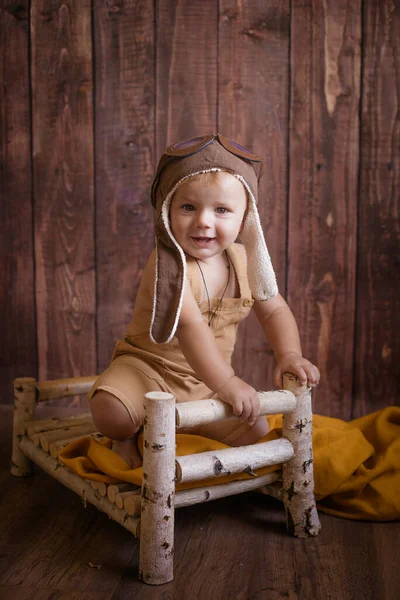 Kleine Schattige Peuter Met Blond Haar Speelt Met Een Houten — Stockfoto