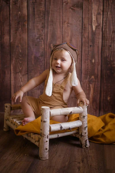 Pequena Criança Bonita Com Cabelos Loiros Brinca Com Uma Cama — Fotografia de Stock