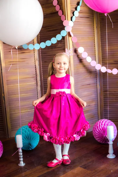 Pequena Menina Bonito Com Cabelo Loiro Vestido Rosa Uma Coroa — Fotografia de Stock