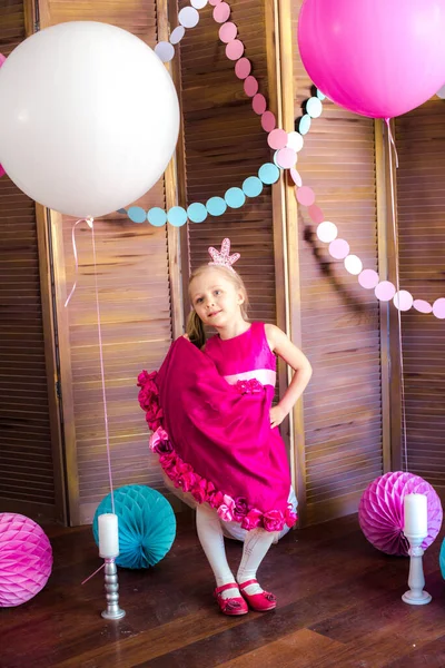 Pequena Menina Bonito Com Cabelo Loiro Vestido Rosa Uma Coroa — Fotografia de Stock