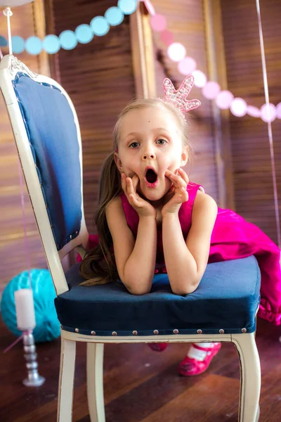 Kleine Süße Mädchen Mit Blonden Haaren Einem Rosa Kleid Und — Stockfoto