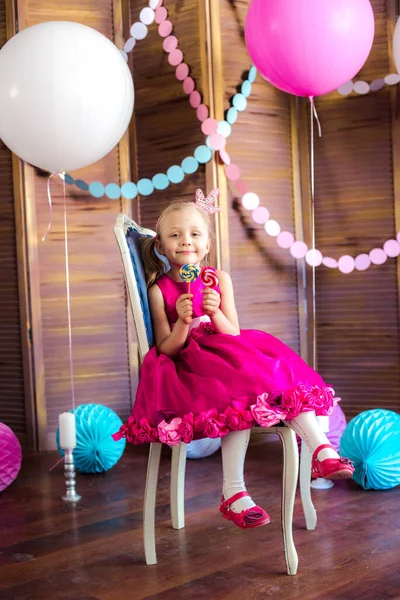 Pequena Menina Bonito Com Cabelo Loiro Vestido Rosa Uma Coroa — Fotografia de Stock