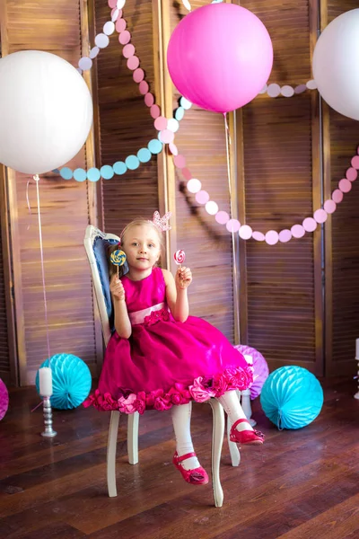 Little Cute Girl Blond Włosami Różowej Sukience Korony Księżniczki Dużych — Zdjęcie stockowe