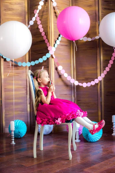Маленька Мила Дівчинка Світлим Волоссям Рожевій Сукні Короною Принцеси Великими — стокове фото