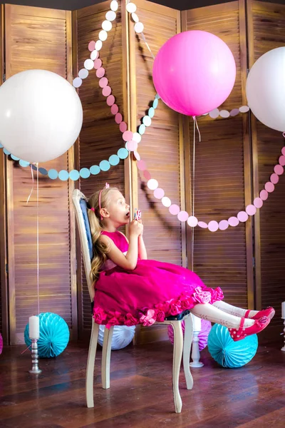 Niña Linda Con Pelo Rubio Vestido Rosa Una Corona Princesa —  Fotos de Stock