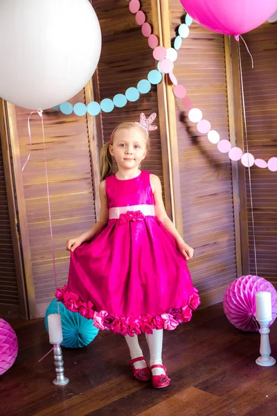 Klein Schattig Meisje Met Blond Haar Een Roze Jurk Een — Stockfoto