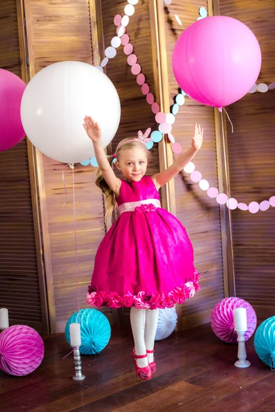 Pembe Elbiseli Sarı Saçlı Küçük Şirin Kız Büyük Parlak Balonları — Stok fotoğraf