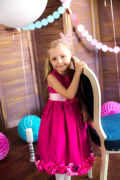 Pequena Menina Bonito Com Cabelo Loiro Vestido Rosa Uma Coroa — Fotografia de Stock