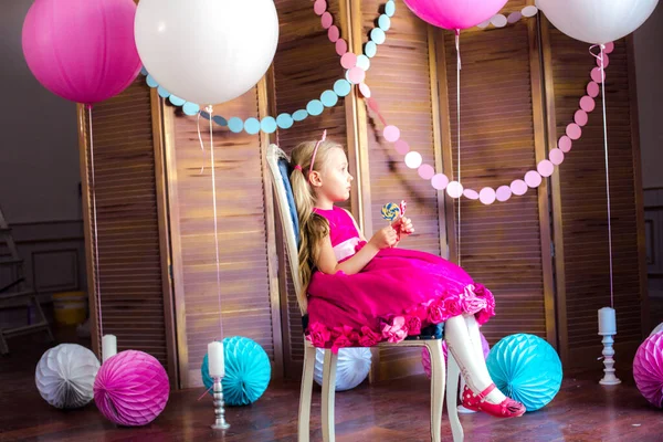 Niña Linda Con Pelo Rubio Vestido Rosa Una Corona Princesa —  Fotos de Stock