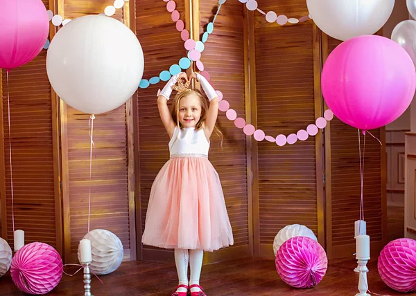 Pembe Elbiseli Sarı Saçlı Küçük Şirin Kız Büyük Parlak Balonları — Stok fotoğraf