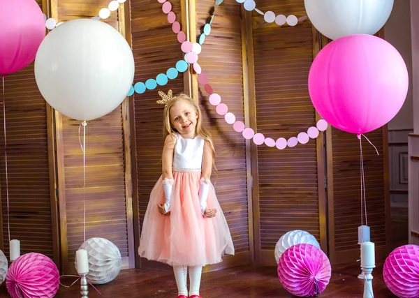 Niña Linda Con Pelo Rubio Vestido Rosa Una Corona Princesa —  Fotos de Stock