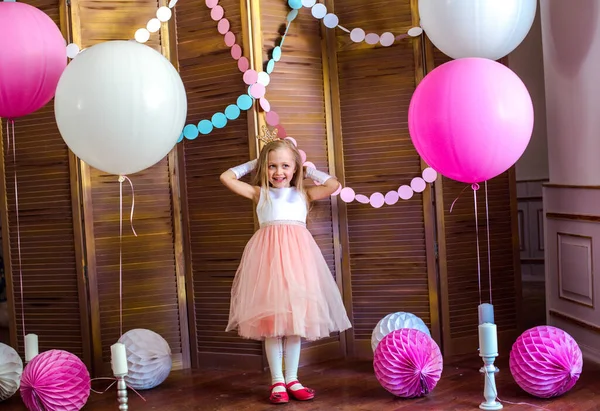 Pembe Elbiseli Sarı Saçlı Küçük Şirin Kız Büyük Parlak Balonları — Stok fotoğraf