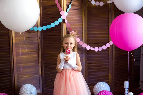 Niña Linda Con Pelo Rubio Vestido Rosa Una Corona Princesa —  Fotos de Stock