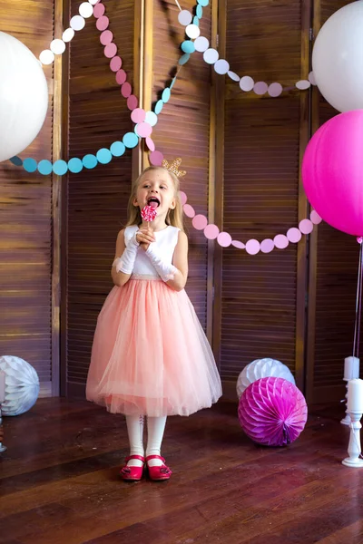 Niña Linda Con Pelo Rubio Vestido Rosa Una Corona Princesa —  Fotos de Stock