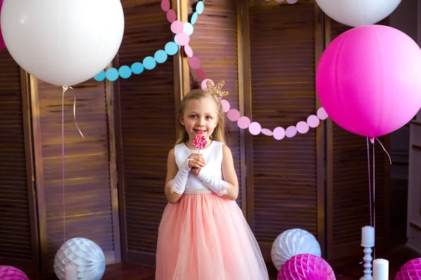 Kis Aranyos Lány Szőke Haj Rózsaszín Ruhában Egy Hercegnő Korona — Stock Fotó