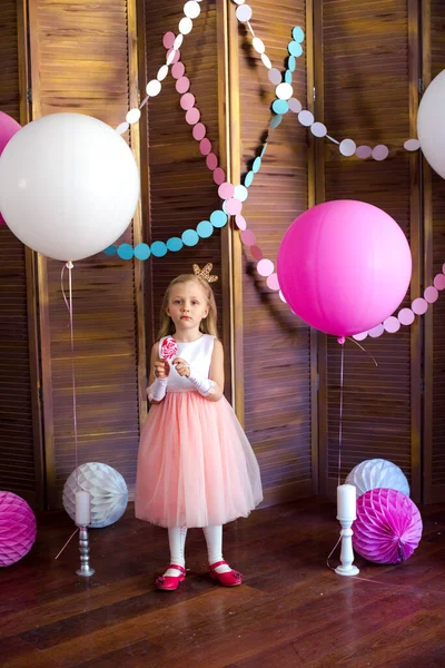 Niña Linda Con Pelo Rubio Vestido Rosa Una Corona Princesa —  Fotos de Stock