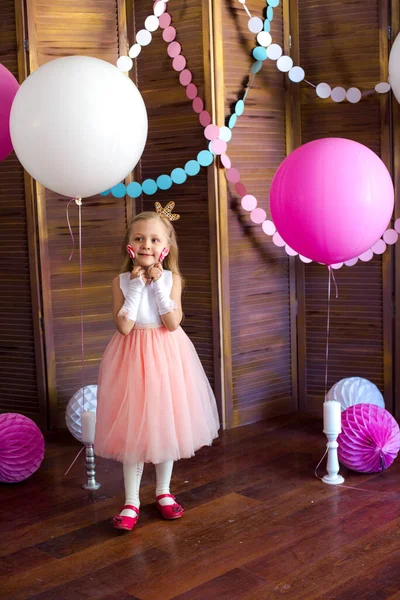 Niña Linda Con Pelo Rubio Vestido Rosa Una Corona Princesa —  Fotos de Stock