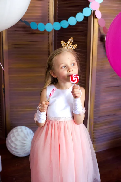 Little Cute Girl Blond Włosami Różowej Sukience Korony Księżniczki Dużych — Zdjęcie stockowe