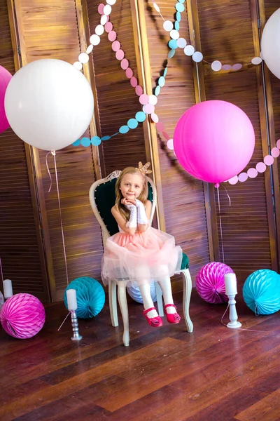 Pequena Menina Bonito Com Cabelo Loiro Vestido Rosa Uma Coroa — Fotografia de Stock