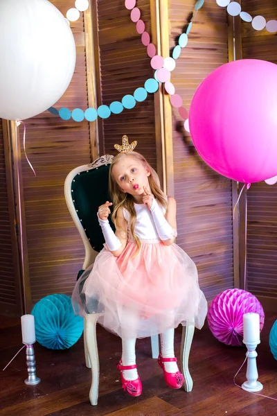 Pequena Menina Bonito Com Cabelo Loiro Vestido Rosa Uma Coroa — Fotografia de Stock