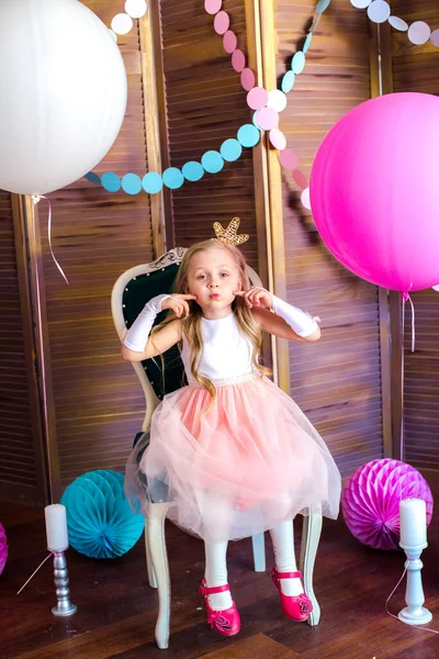 Kleine Süße Mädchen Mit Blonden Haaren Einem Rosa Kleid Und — Stockfoto