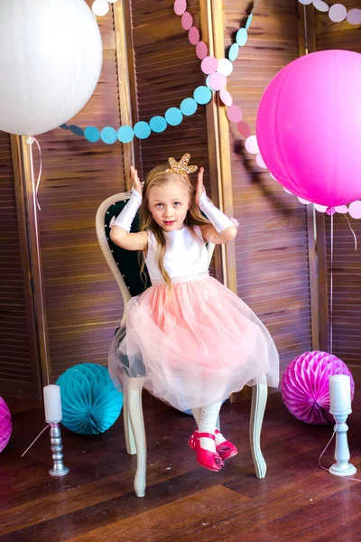 Pembe Elbiseli Sarı Saçlı Küçük Şirin Kız Büyük Parlak Balonları — Stok fotoğraf