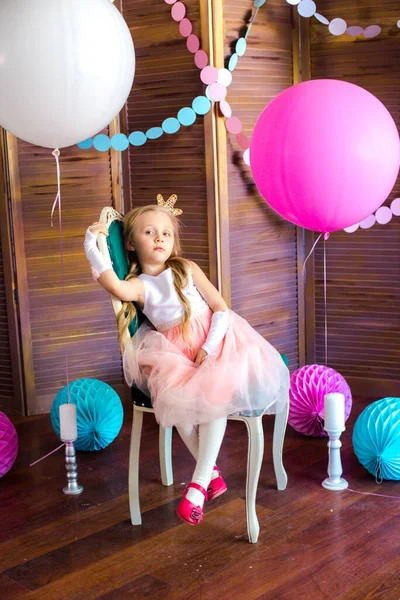 Pembe Elbiseli Sarı Saçlı Küçük Şirin Kız Büyük Parlak Balonları — Stok fotoğraf