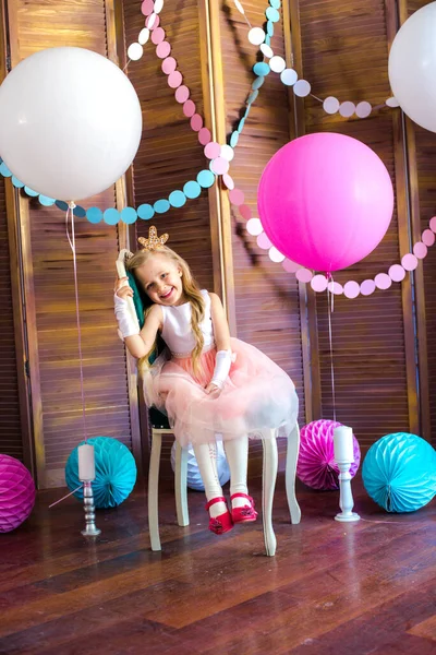 Little Cute Girl Blond Włosami Różowej Sukience Korony Księżniczki Dużych — Zdjęcie stockowe