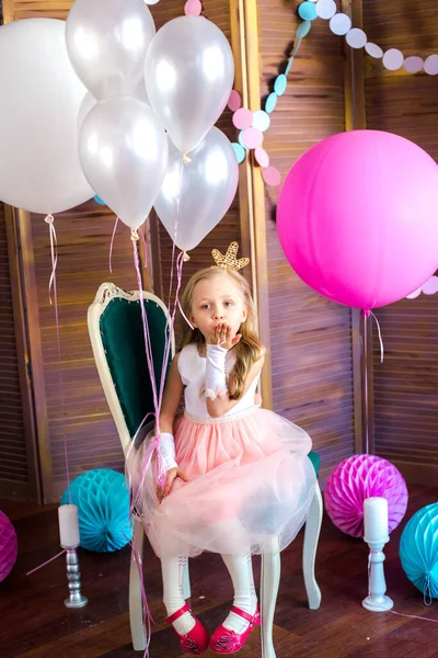 Niña Linda Con Pelo Rubio Vestido Rosa Una Corona Princesa —  Fotos de Stock