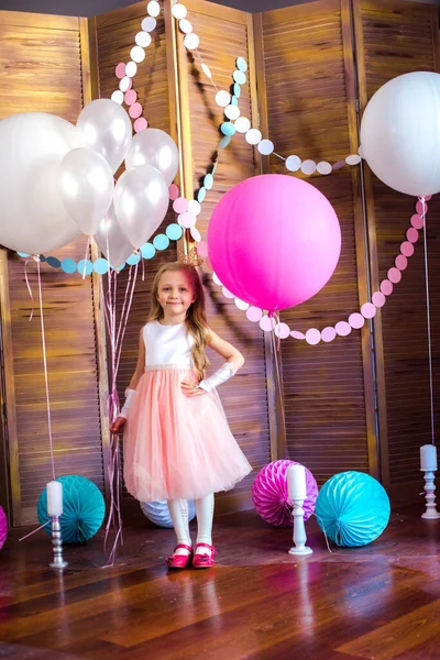 Niña Linda Con Pelo Rubio Vestido Rosa Una Corona Princesa —  Fotos de Stock