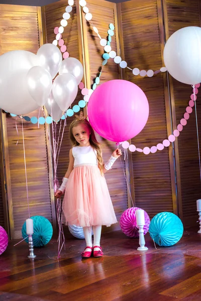 Niña Linda Con Pelo Rubio Vestido Rosa Una Corona Princesa —  Fotos de Stock