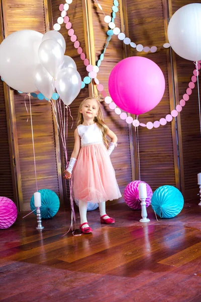 Niña Linda Con Pelo Rubio Vestido Rosa Una Corona Princesa —  Fotos de Stock