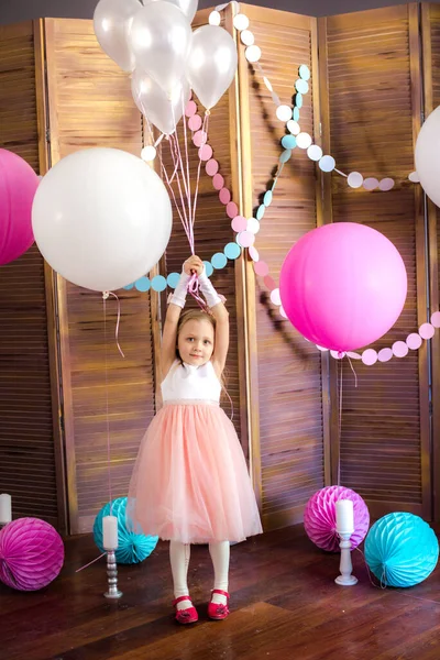 Pembe Elbiseli Sarı Saçlı Küçük Şirin Kız Büyük Parlak Balonları — Stok fotoğraf