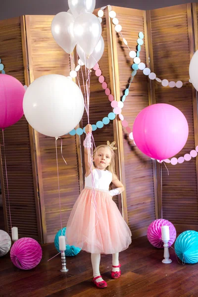 Μικρό Χαριτωμένο Κορίτσι Ξανθά Μαλλιά Ένα Ροζ Φόρεμα Και Μια — Φωτογραφία Αρχείου