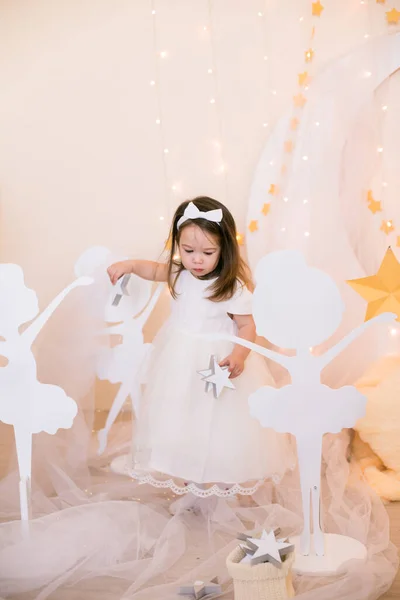 Linda Niña Vestido Princesa Blanca Con Lazo Pelo Juega Con —  Fotos de Stock